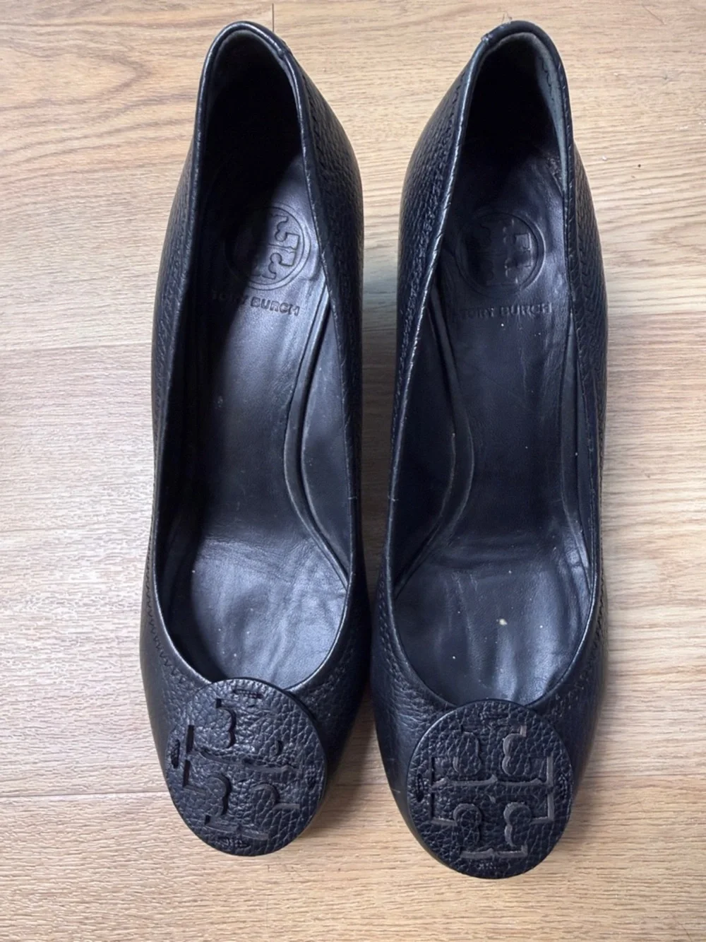 Tory Burch Black Pebbled Leather Wedge Pumps with Logo Emblem - Picture 6 of 10